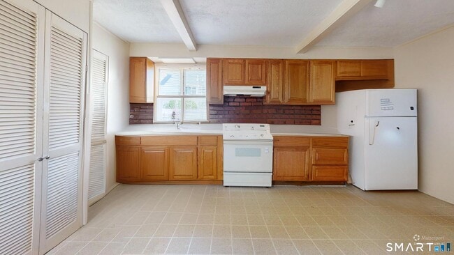 Building Photo - 17 Landin St