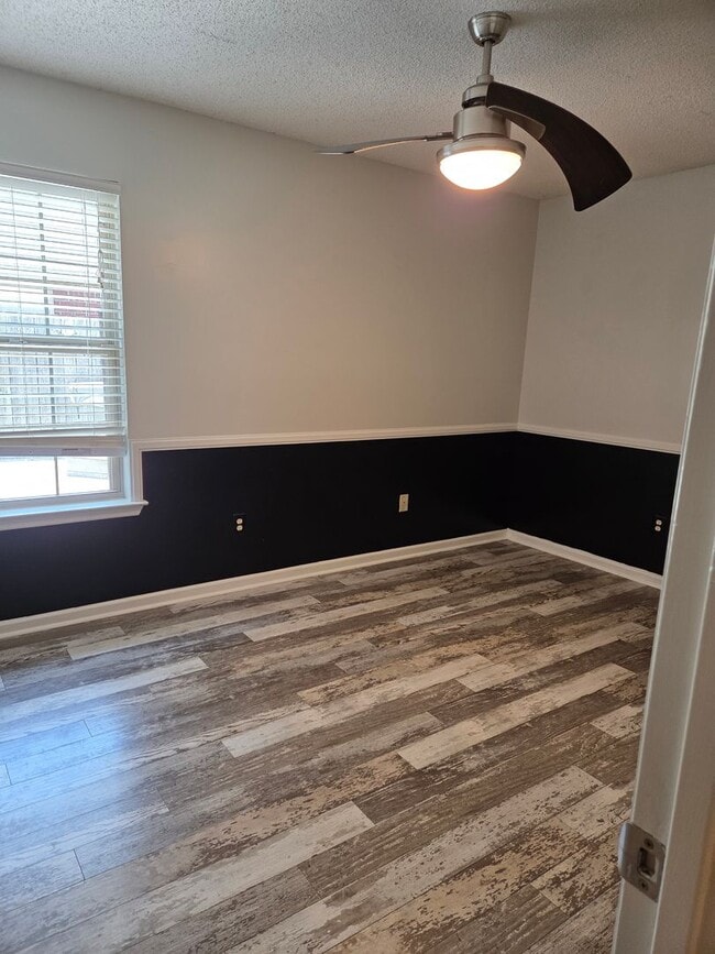 Building Photo - 3 Bedroom 2 bath fenced back yard in a quiet neighborhood!!