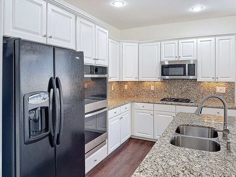 Building Photo - 14437 W Lexington Ave