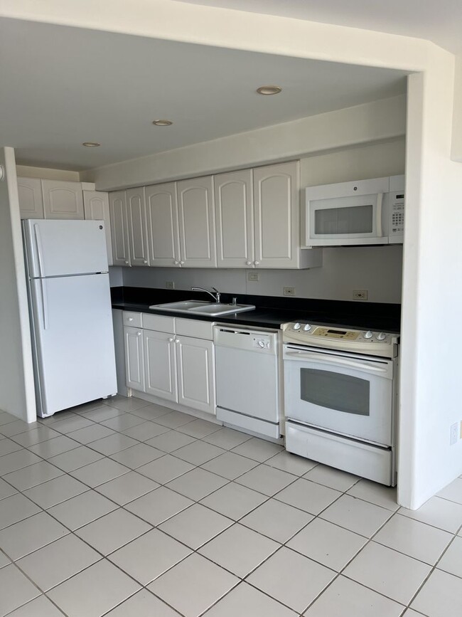 Building Photo - Studio available at the Marco Polo