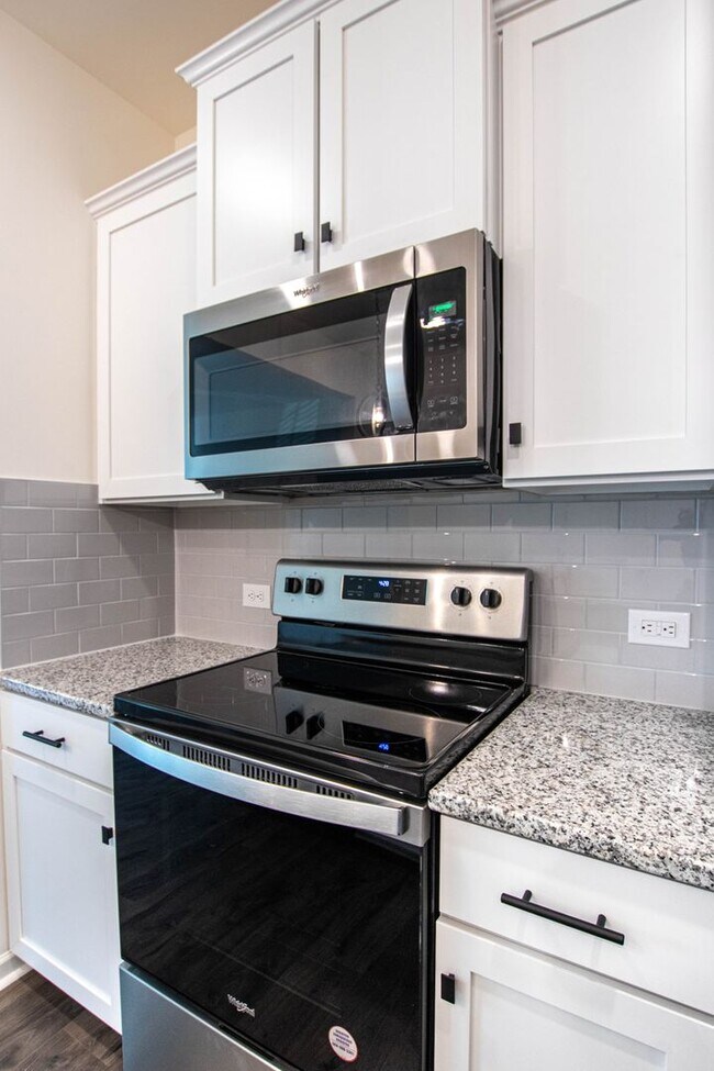 Building Photo - BEAUTIFUL 2 Bedroom Townhome in MIDLAND AVAILABLE JUNE 2026