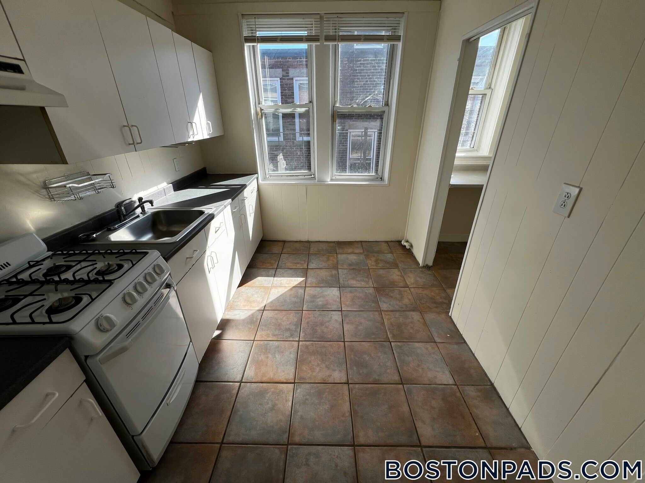 Building Photo - 518 Cambridge St