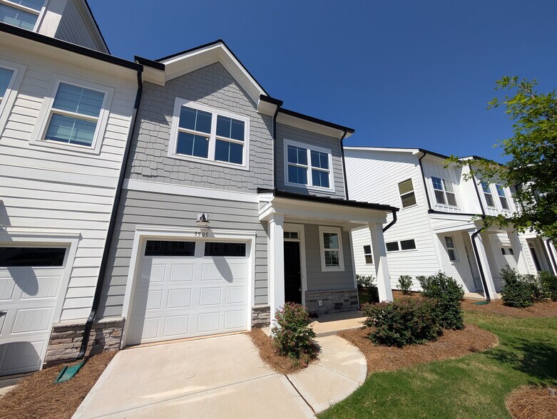 Building Photo - Room in Townhome on Munsing Dr