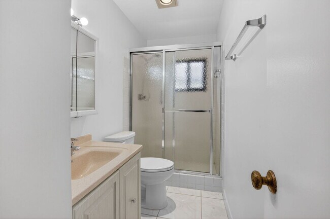 Building Photo - "Spacious 2-Bed, 2-Bath Boynton Beach Gem with Modern Granite Elegance – 1400 Sq Ft!"