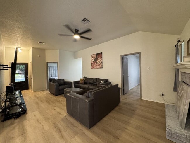 Building Photo - 806 James Loop