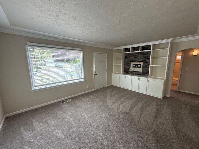 Building Photo - 4627 Thorman Ave NE