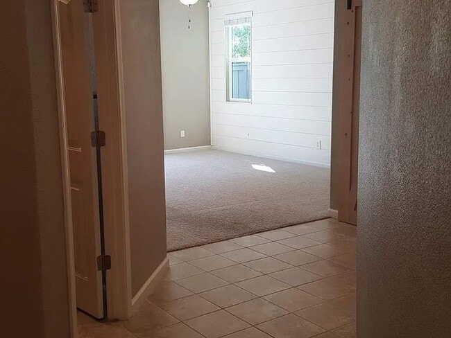 Building Photo - Well Maintained, spacious 3 bedroom single family home nestled in a great neighborhood in Rosevil...