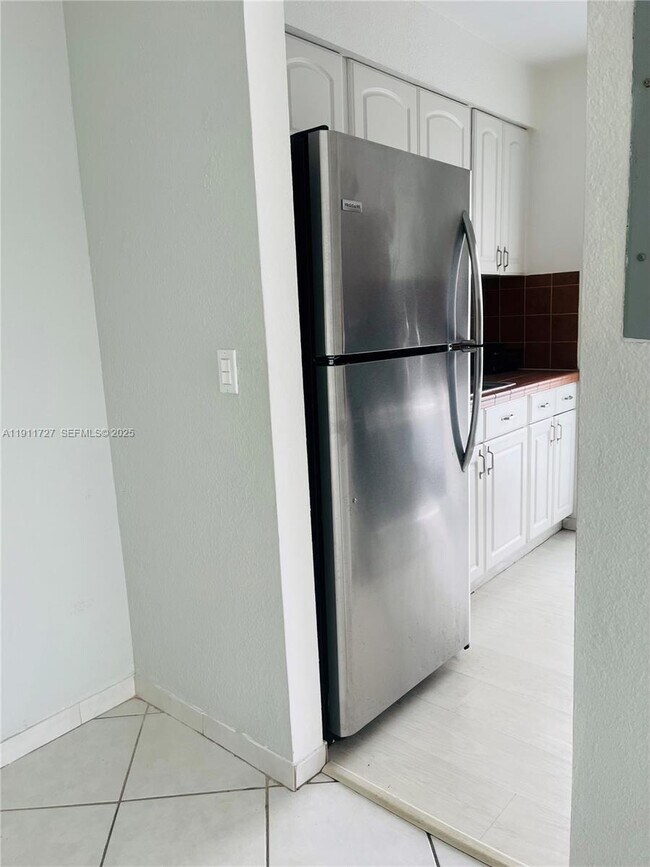 Building Photo - 7725 Carlyle Ave