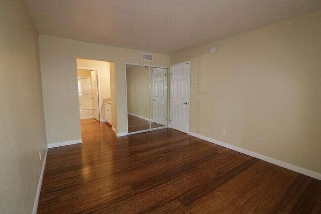 Building Photo - 1/Bed. Condo in Woodland Hills, Warner Center !!