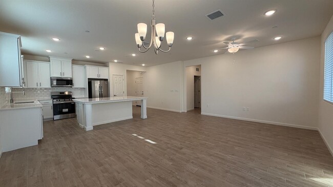 Building Photo - 2153 N Renn Ave