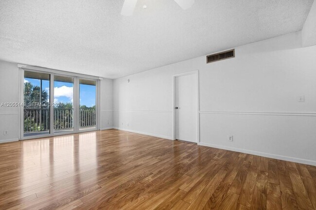 Building Photo - 250 Jacaranda Dr