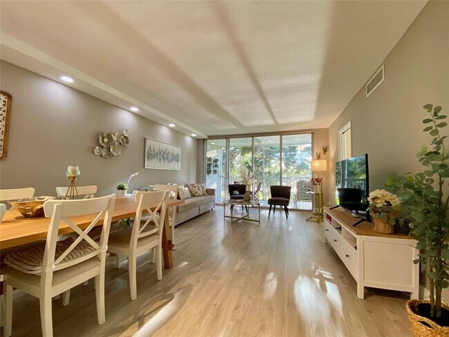 Building Photo - 3010 N Course Dr