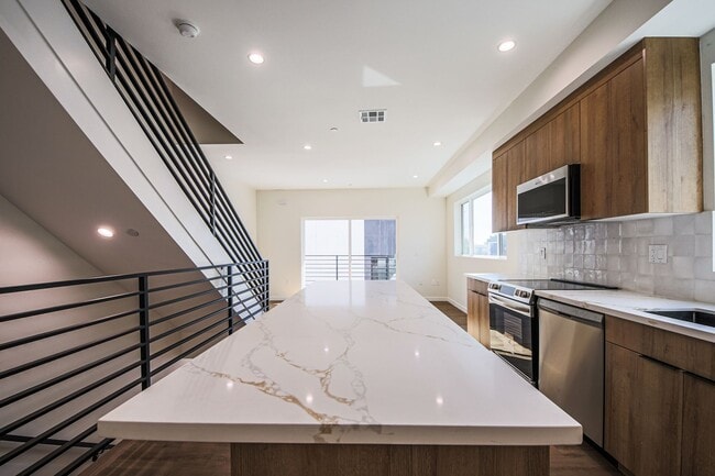 Building Photo - Ultra-Luxury Brand New 2 bed/2.5 bath and ...