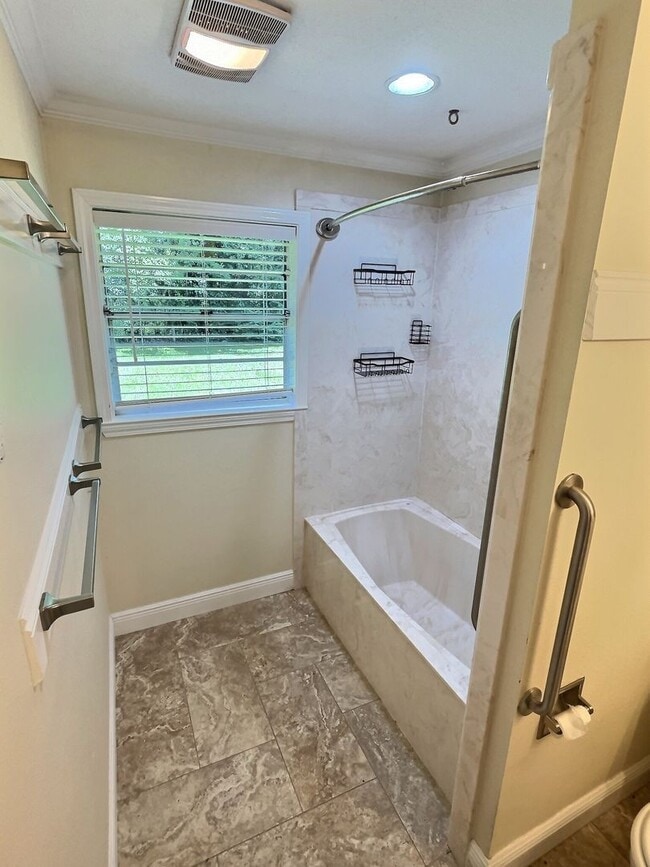 Building Photo - 3 Bedroom home located in the Golf Cart District of Ocean Springs