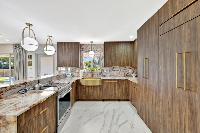 Building Photo - 1981 Coral Gardens Dr