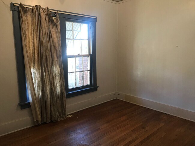 Building Photo - Cute 2 bedroom house $995