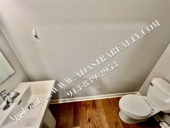 Building Photo - Beautiful Like New 4 Bed 4 Bath Home in Overland Park-Available NOW!!
