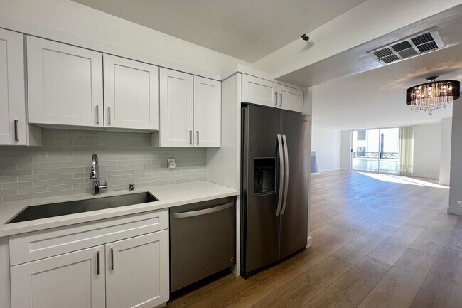 Building Photo - 10390 Wilshire Blvd