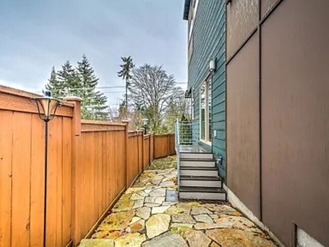 Building Photo - Stylish & Updated Home – 3BR/205BA, AC, Ne...