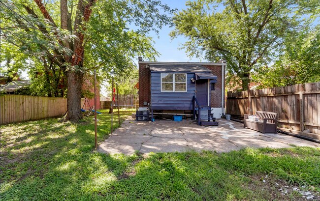 Building Photo - Amazing 2 Bedroom 1 Bathroom Home
