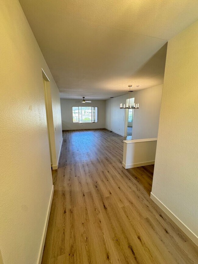 Building Photo - Remodeled 2BD/2BA with Golf & Mountain Vie...