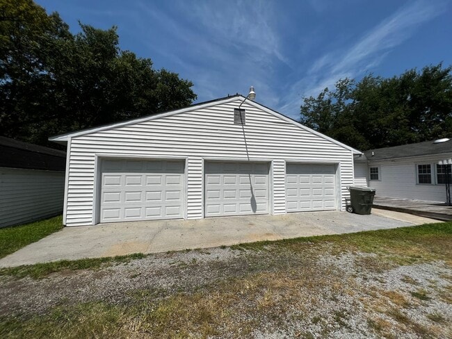 Building Photo - 3-Bed 2-Bath in Town with 3-Car Garage!