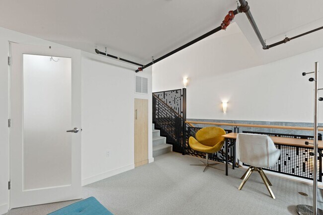Building Photo - Pearl District Townhome