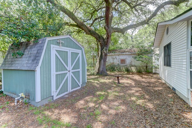 Building Photo - Renovated Brick Ranch!
