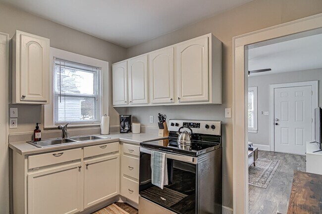 Building Photo - Adorable Duplex Off N Josephine Boyd - Ful...