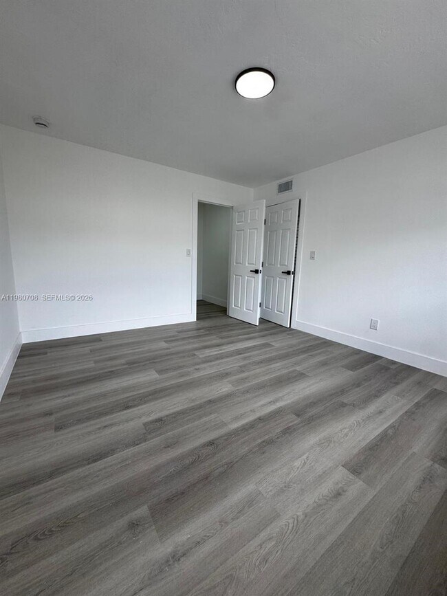 Building Photo - 11840 NE 19th Dr