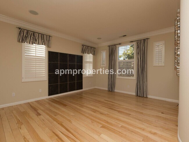Building Photo - Upscale 3 Bedroom + Den, 4 bath, Detached Cottage, in Gale Ranch!