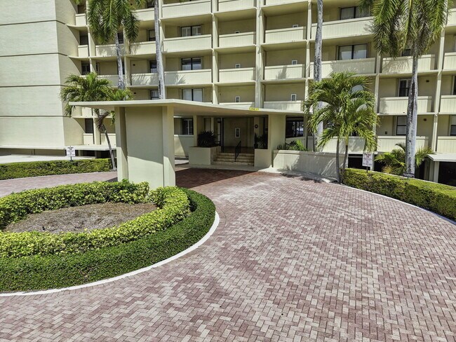 Building Photo - 136 Lakeshore Dr