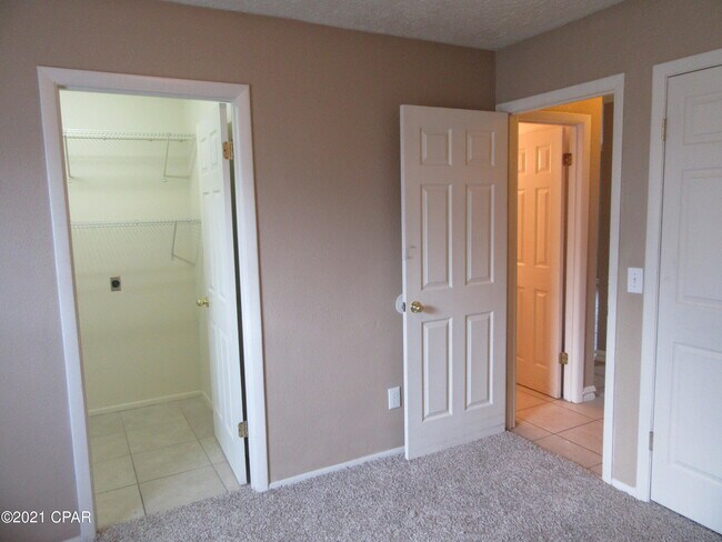 Building Photo - 1104 W 19th Ct