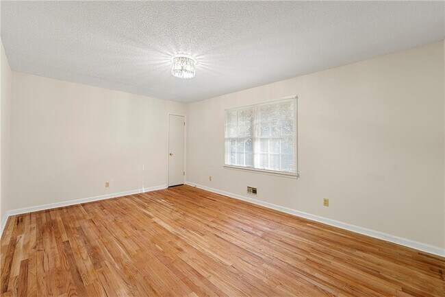 Building Photo - 552 Duke Dr