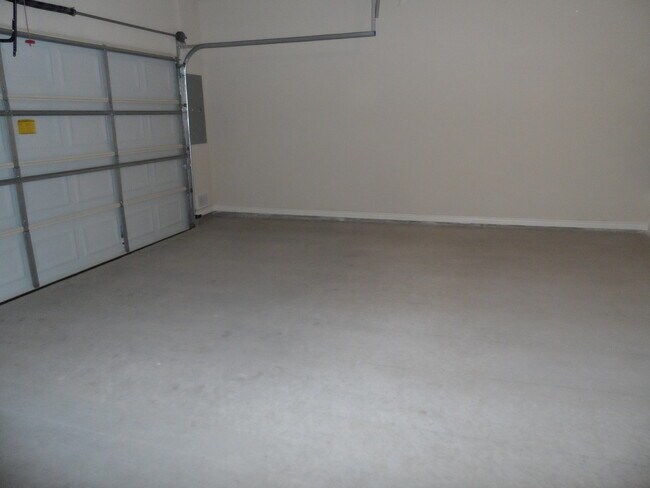 Building Photo - 1208 G-H Country Club Rd