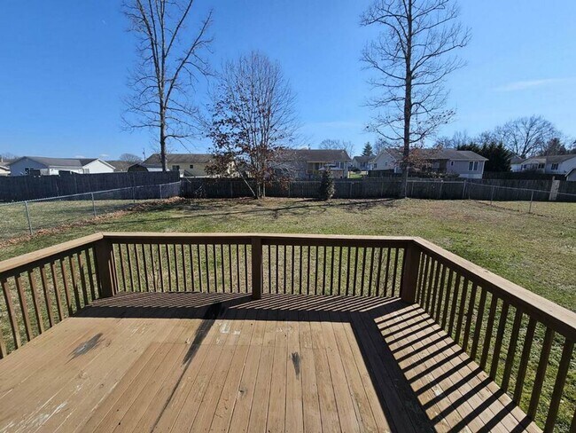 Building Photo - Spacious 3-Bedroom Home in Crossville with 2-Car Garage, Fenced Yard & Porches