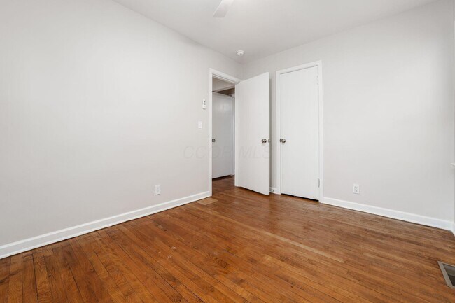 Building Photo - 884 S Chesterfield Rd