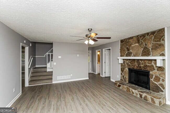 Building Photo - 941 Hickory View Ct NW