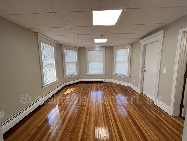 Building Photo - 36 Roxbury St