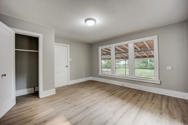 Building Photo - Freshly Updated 3 Bedroom House