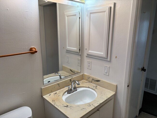 Building Photo - Cozy Cul-De-Sac Home