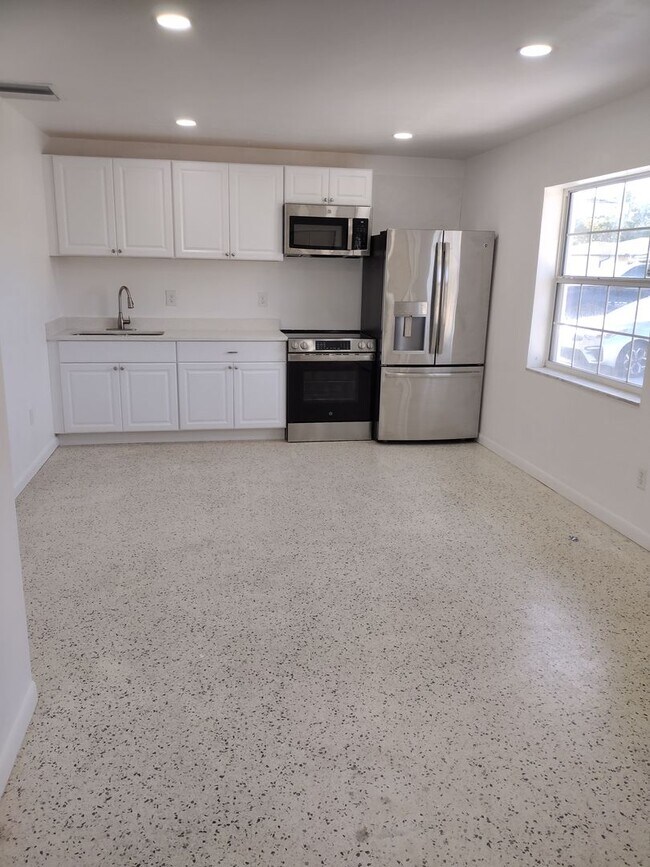 Building Photo - 3 bed 2 bath Duplex