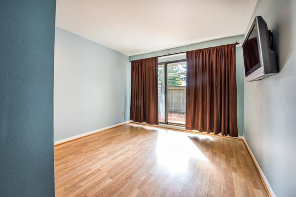 Building Photo - Redmond Condo with 2 Parking Spaces Included