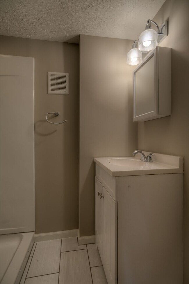 Building Photo - 4-Plex on Farnam