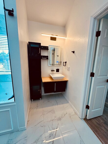 Building Photo - 4101 Watersedge Dr