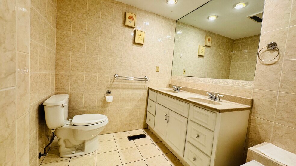 Master Bathroom - 7 Oak St