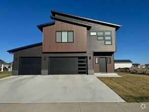 Building Photo - 4-bedroom, 3-bathroom West Fargo Single-Fa...