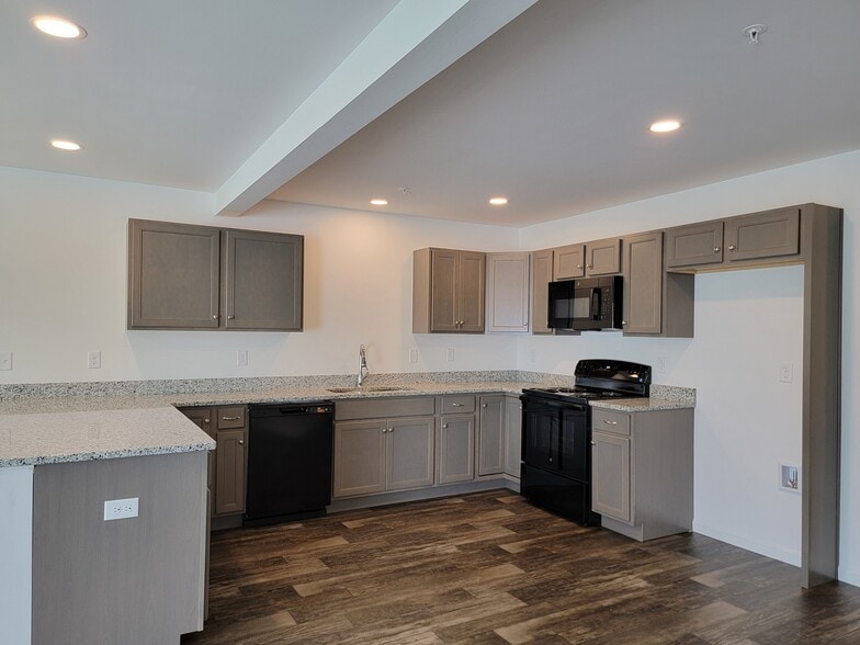 Building Photo - 130 Robert Cir