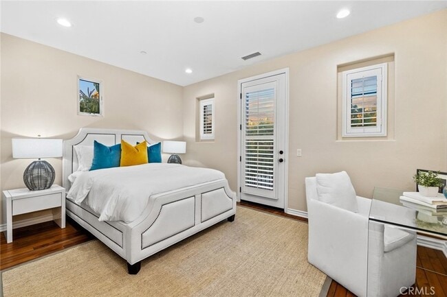 Building Photo - 33 Tall Hedge