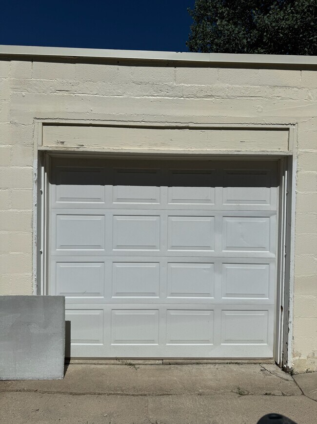 Building Photo - 978 E 5th Ave